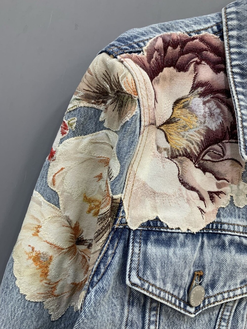 Alice + Olivia CHLOE EMBROIDERED DENIM JACKET - Picture 11 of 14